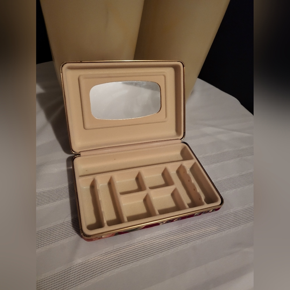 Vintage traveling jewelry case